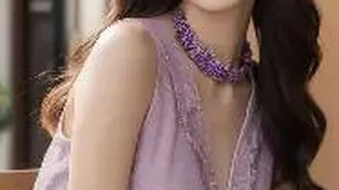 杨幂助阵迪丽热巴庆生：祝大大宝贝贝生日欢愉